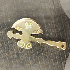 Brass keychain with an axe that subdues a hundred disasters, solid blessing axe pendant for car, small hanging ornament
