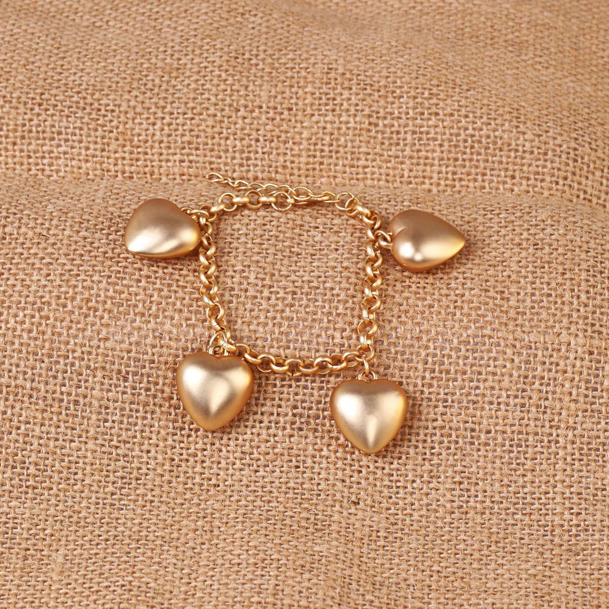 Pulsera Retro De Metal Dorado Mate Exagerada En Forma De Corazón Para Mujer display picture 2