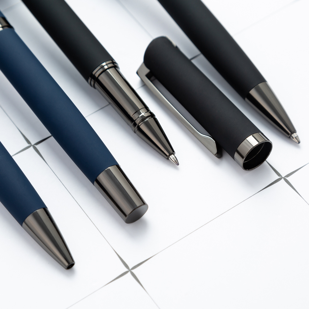 Fabricantes al por mayor bolígrafo de metal creativo regalos de negocios rotativos bolígrafo de firma de reunión de oficina bolígrafo