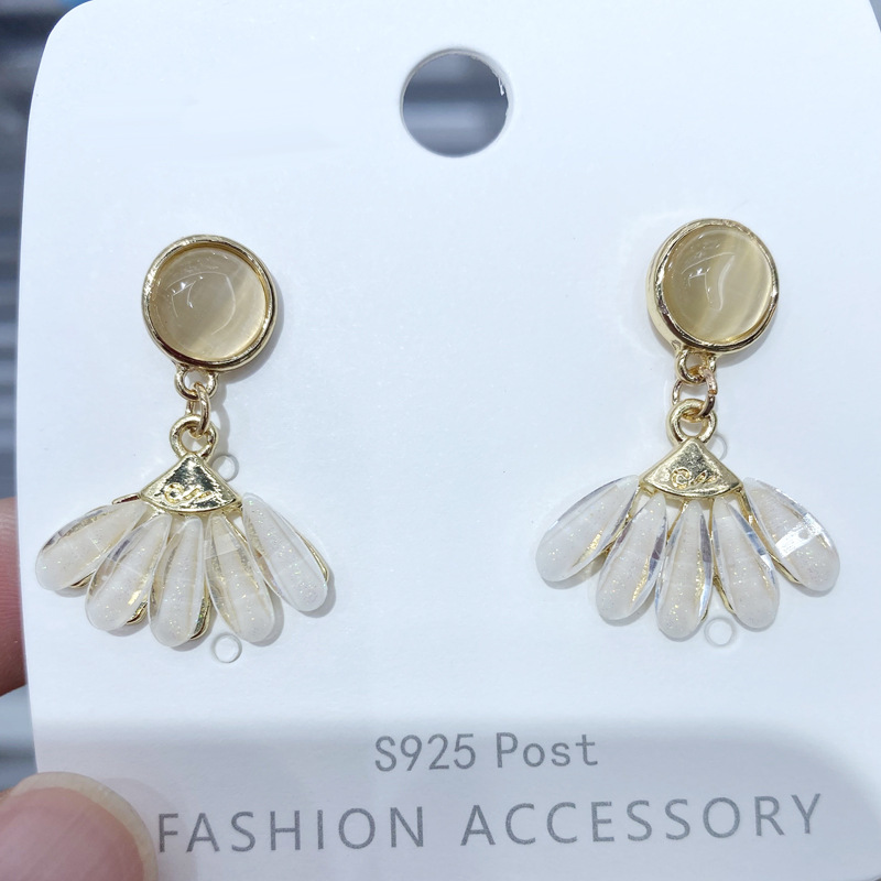 925 Silver Needle Opal White Flower Earrings Wholesale Nihaojewelry display picture 4