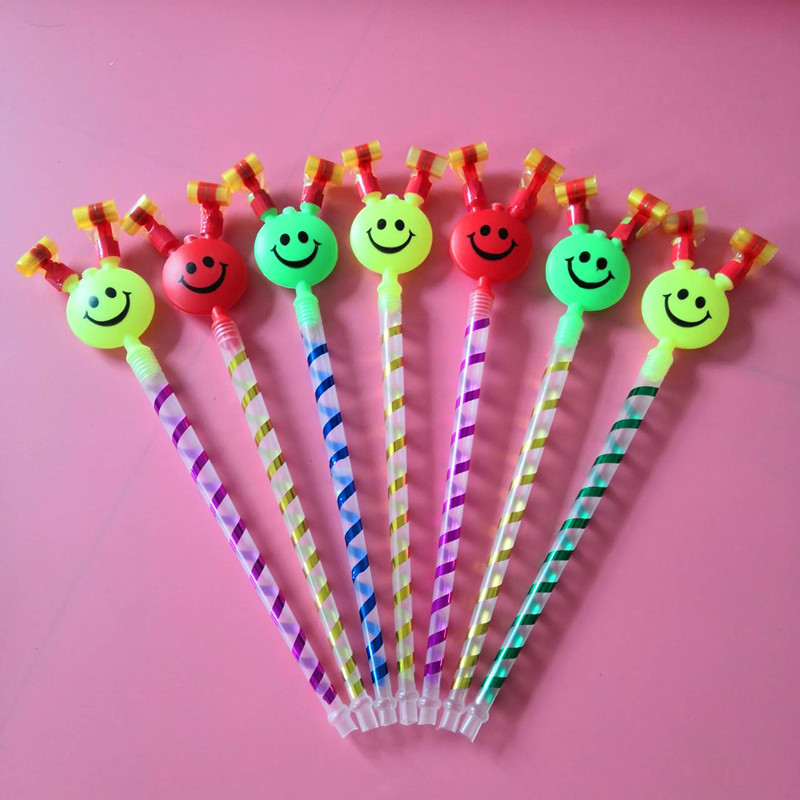 Las pequeñas actividades de microempresas empujan el código de escaneo para enviar regalos debajo de la línea roja en línea, regalos prácticos, pequeños drenadores, artefactos creativos