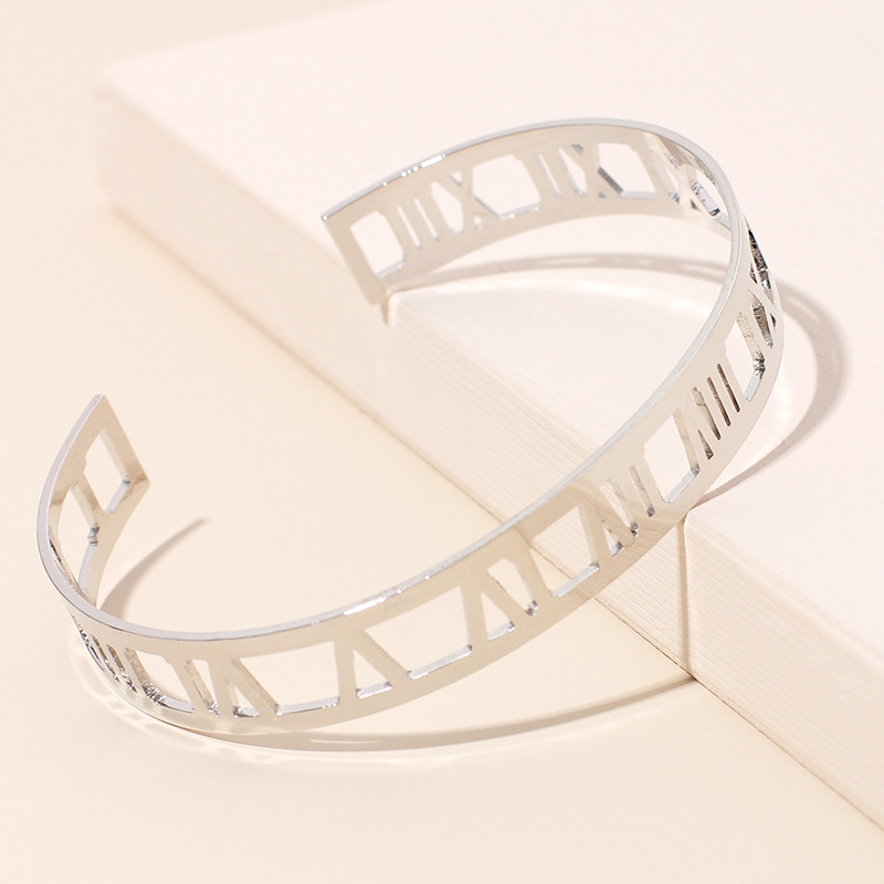 Römische Digitale Offene Armbänder Frauen Trend Ins Europäische Und Amerikanische Stil Frauen Golden Hohle Geometrische Unregelmäßige Armband Schmuck display picture 30