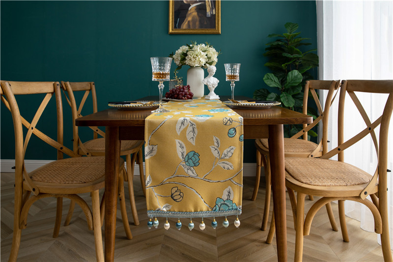 Runner da tavola moderno e minimalista interamente in poliestere per tavolino da caffè, scarpiera, mobile TV, con nappe, realizzato su misura in poliestere_voghion.com