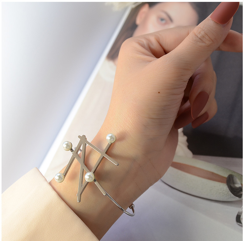 Retro Übertrieben Perle Unregelmäßig Öffnen Armband Titan Stahl Plattiert Großhandel display picture 1