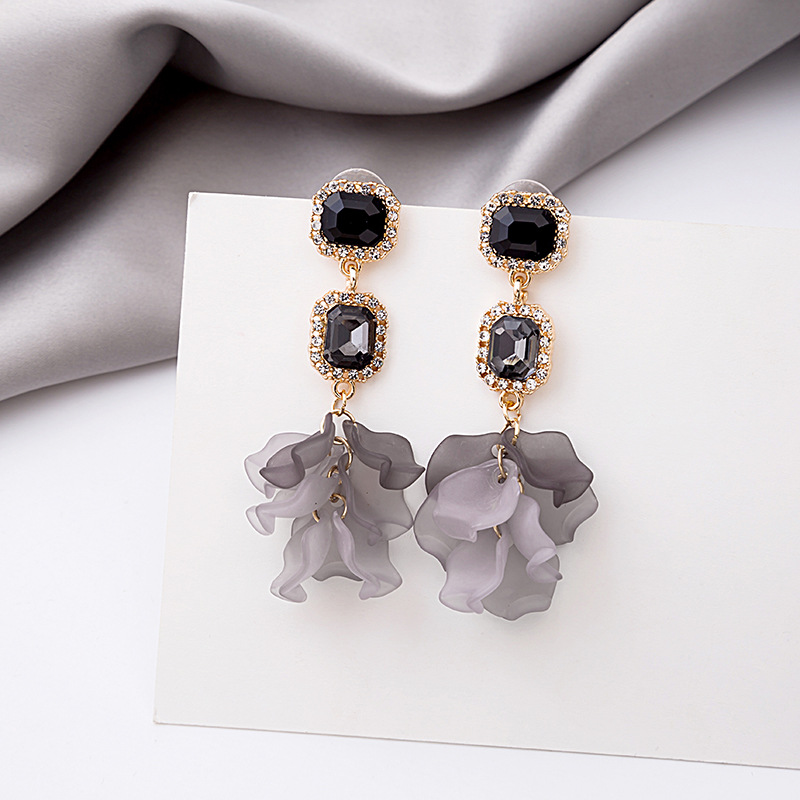 Retro Irregular Acrylic Crystal Black Rose Petal Earrings Wholesale display picture 4