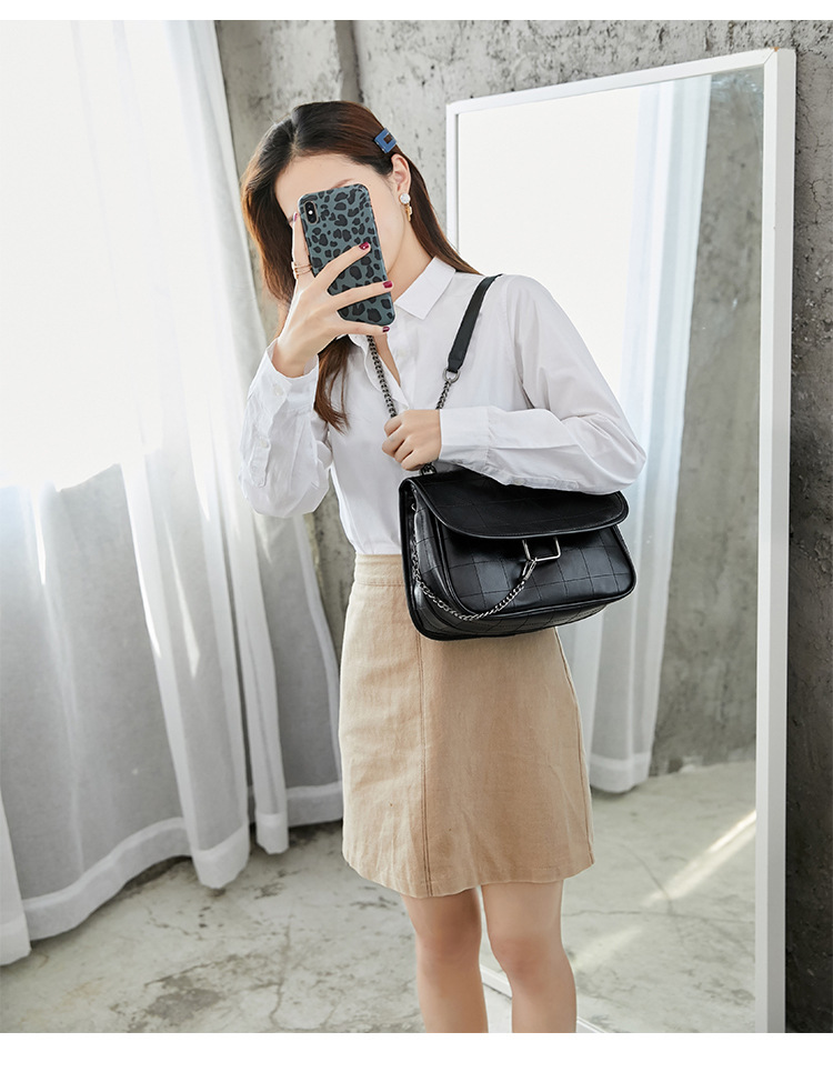 Black Quilted One Shoulder Crossbody Bag With Chain Strap_voghion.com