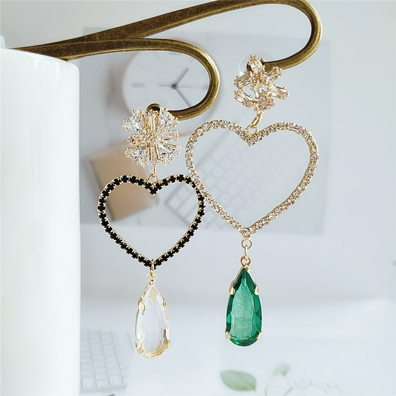 Fashion Alloy Diamond Earrings New Trend Retro Love Earrings Wholesale Nihaojewelry display picture 7