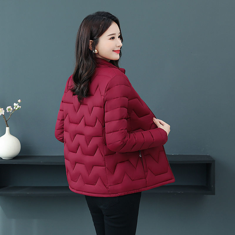 Ropa de mujeres de mediana edad otoño invierno ropa de algodón chaqueta corta ropa de madres ropa de algodón de pluma ligera ropa de algodón de tamaño grande ropa de ancianos