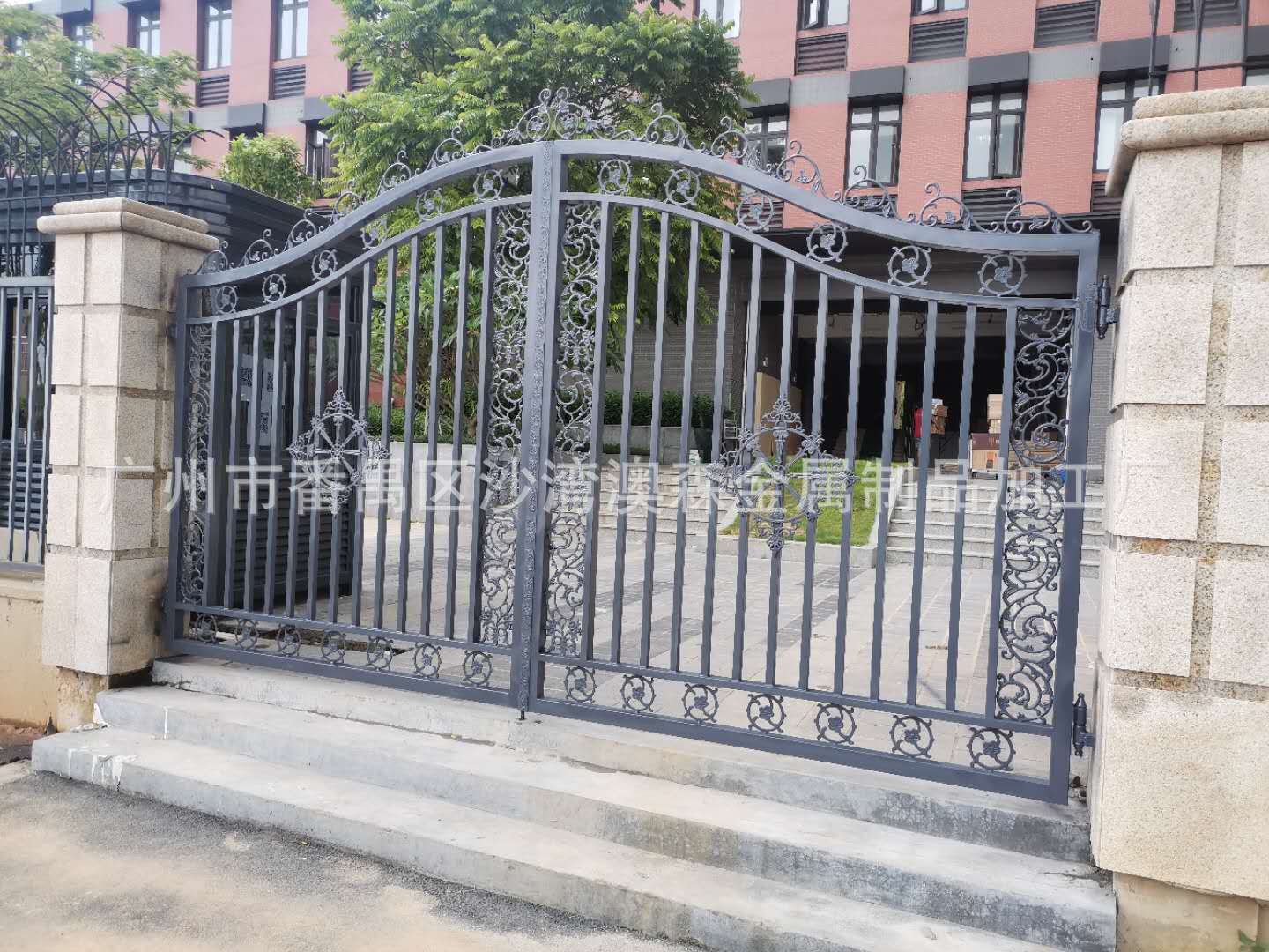广州生产厂家批发加工订做欧式简易手动铁艺大门双开学校铁门-阿里巴巴
