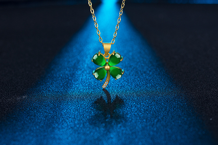 Korean version green agate fourleaf clover necklace green chalcedony fourleaf clover pendant clavicle chain jewelrypicture1