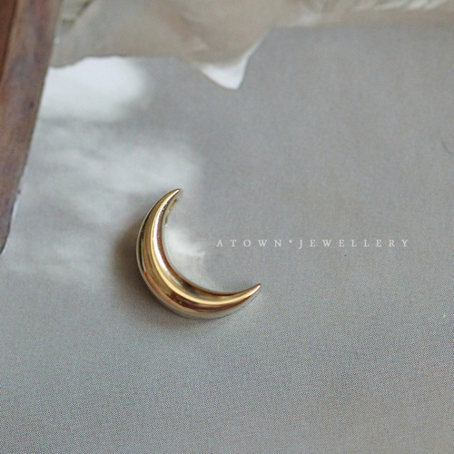 Highly recommended light plate small moon necklace S925 silver plated 14K gold elegant temperament versatile necklace pendant pendant