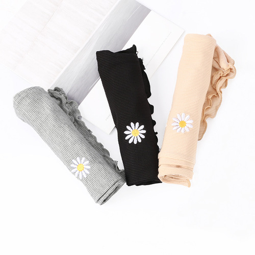 Spring and summer thin small daisy embroidered three-point leggings with ear-edge safety pants, anti-exposure leggings wholesale