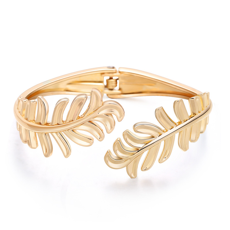 Fashion Gold-plated Leaf Diamond Bracelet display picture 4