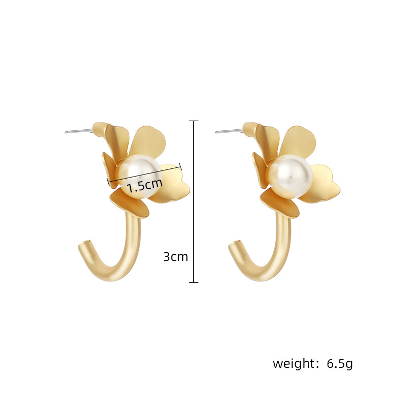 7g Weight Earrings Classification Housewarming, Anniversary, Business, Wedding, Travel, Birthday, Festival Occasion Alloy Material Flower Pattern Women'S Gender Fashion Style Gold Color Fashion C-shaped Golden Retro Fashion Pearl Small Flower Alloy Earrings Wholesale Nihaojewelry 无