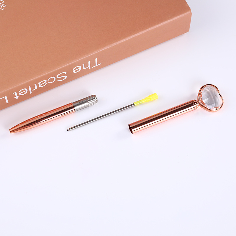 Fábrica en forma de corazón pluma de diamante de alto grado metal bolígrafo cristal pluma amor diamante aceite pluma bolígrafo letras