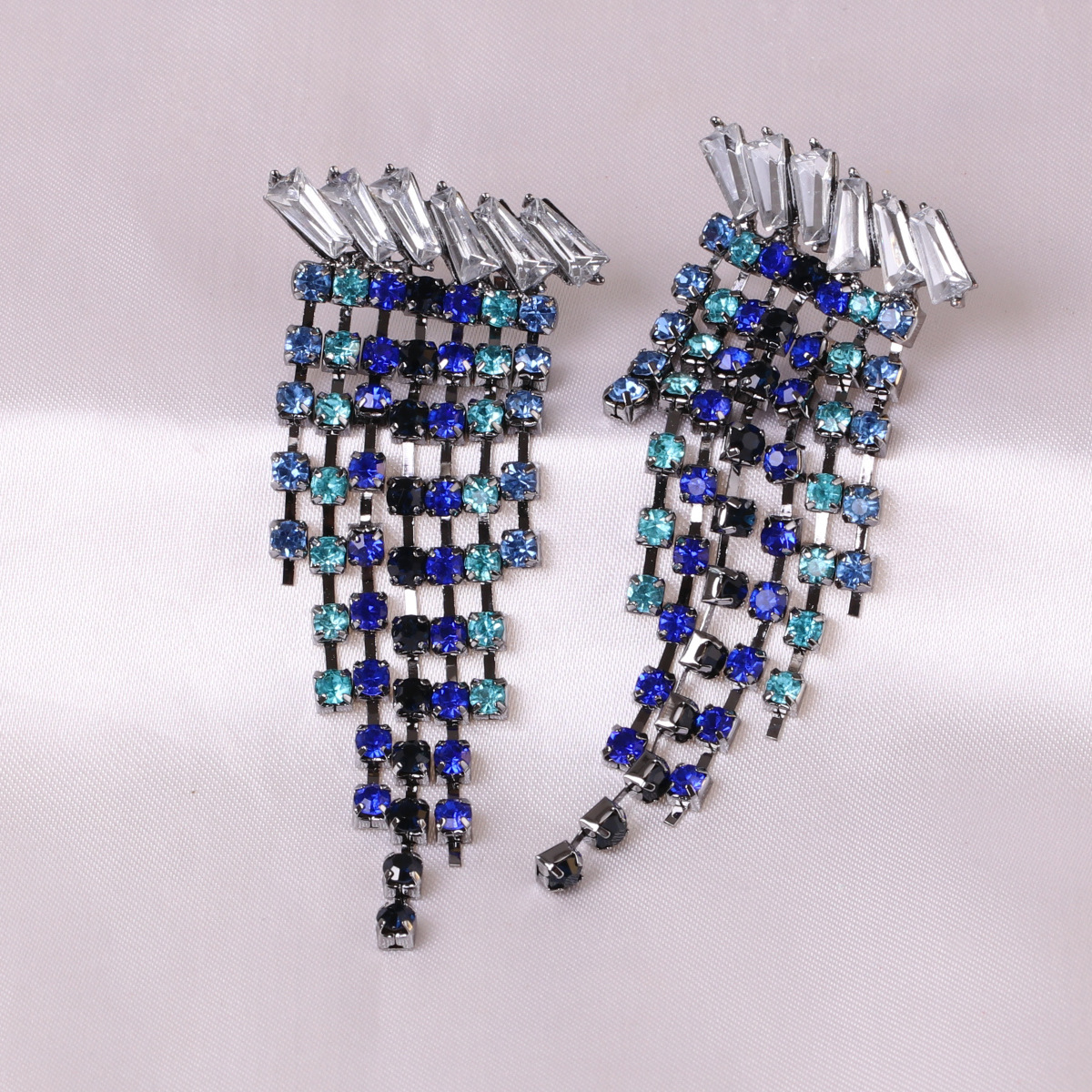 Fashion All-match Diamond-studded Tassel Collar Geometric Diamond-studded Long Alloy Stud Earrings display picture 4