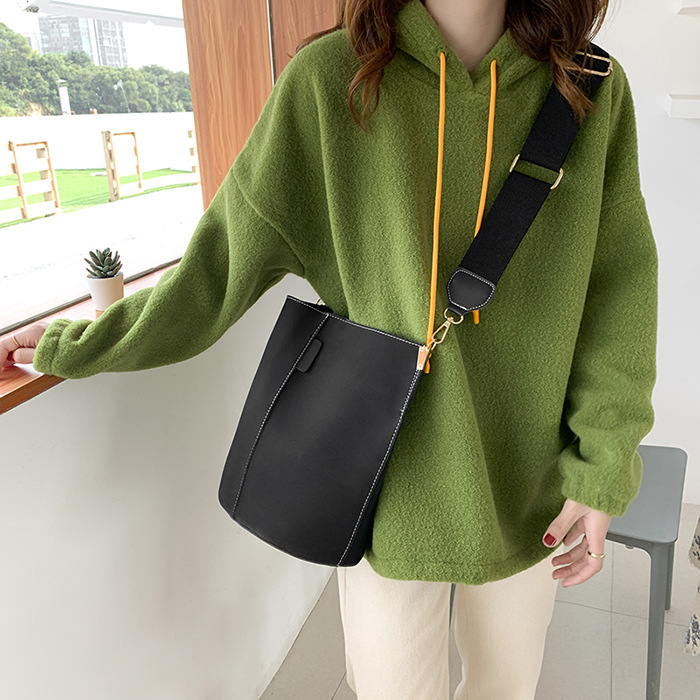 Bolsa para mulheres 2025 nova versão coreana da moda versátil ombro cruzado ombro único fosco grande capacidade moda casual banda larga bolsa balde_voghion.com