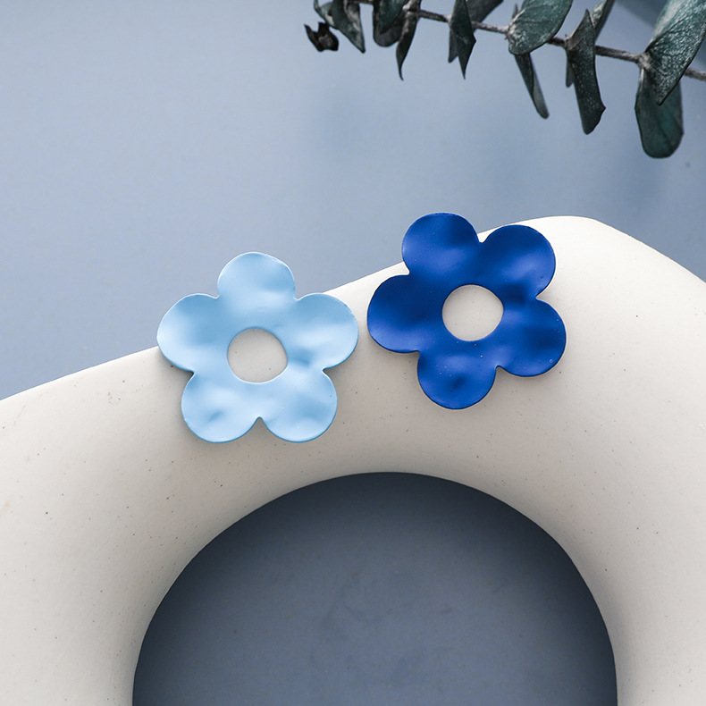 New Hit Color Geometric Flower Haze Blue Small Daisy Flower Alloy Earrings For Women display picture 6