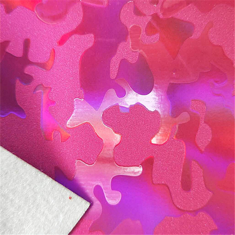 厂家直销镜面镭射迷彩压纹PU起毛布底化妆背包手袋皮革面料有现货