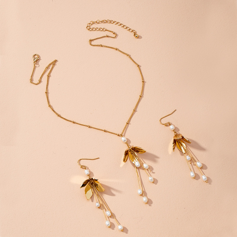 Mode Blume Gold Ohrringe Halskette Set display picture 4