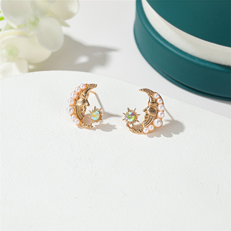 New Baroque Small Fresh Pearl Sun Sweet Simple Moon Face Alloy Earrings For Women display picture 3