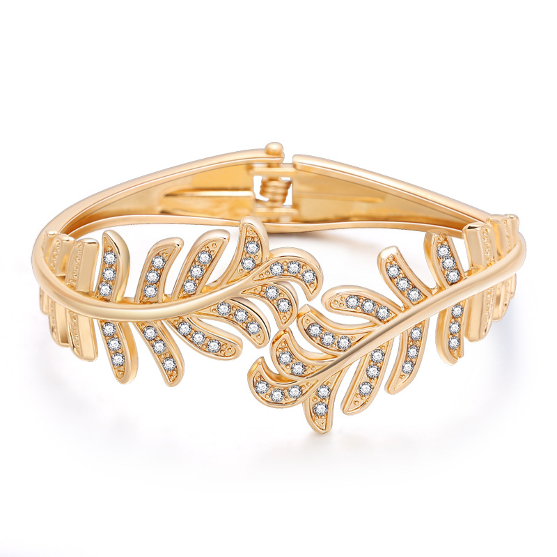 Fashion Gold-plated Leaf Diamond Bracelet display picture 3
