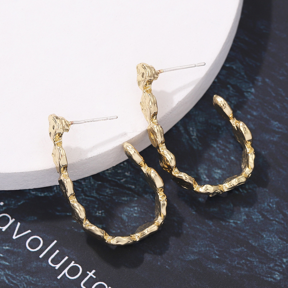 Fashion Classic C-shaped  Wave Texture Fold Earring display picture 5