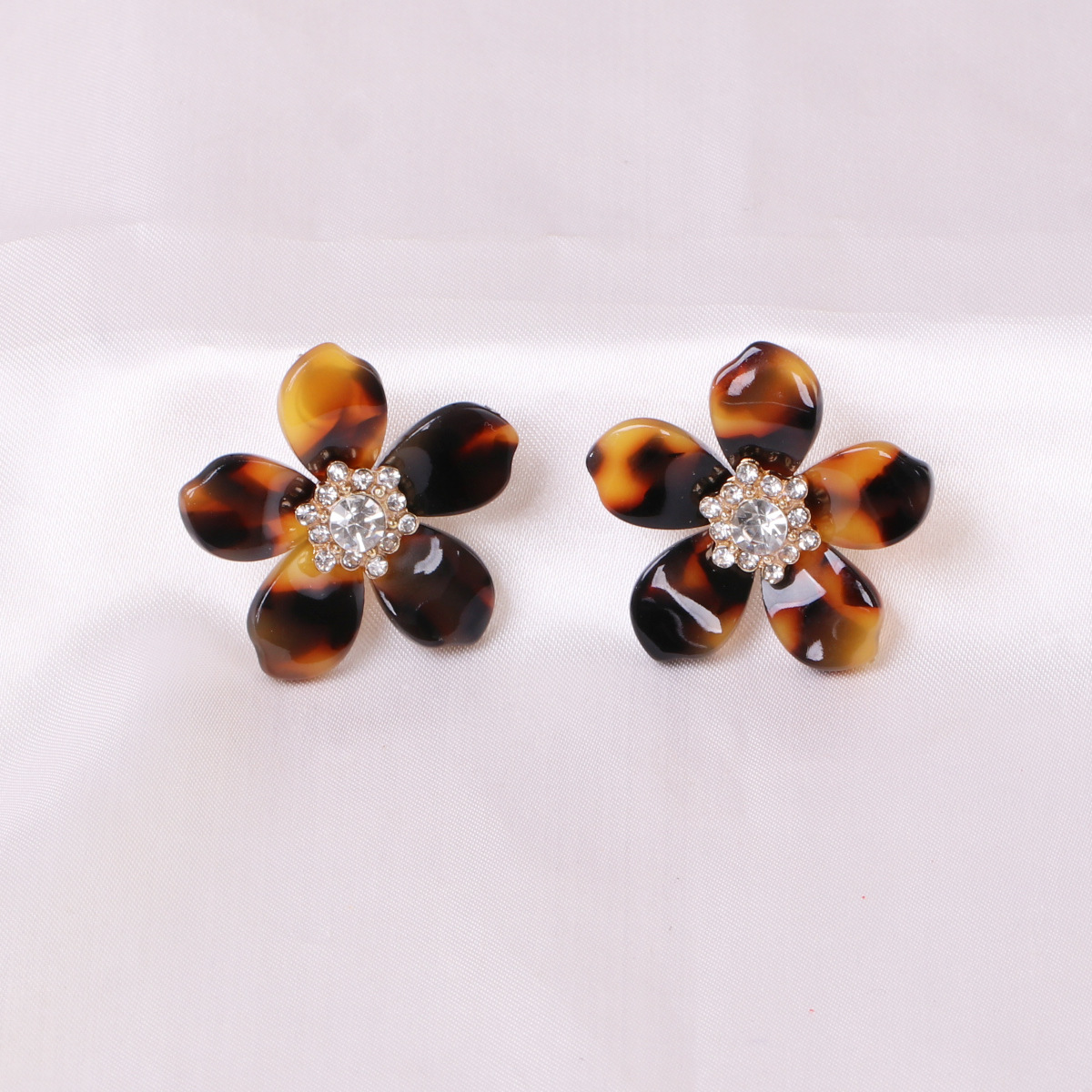 Wholesale Natural Resin Flowers Inlaid With Diamond Ball Earrings For Women display picture 7