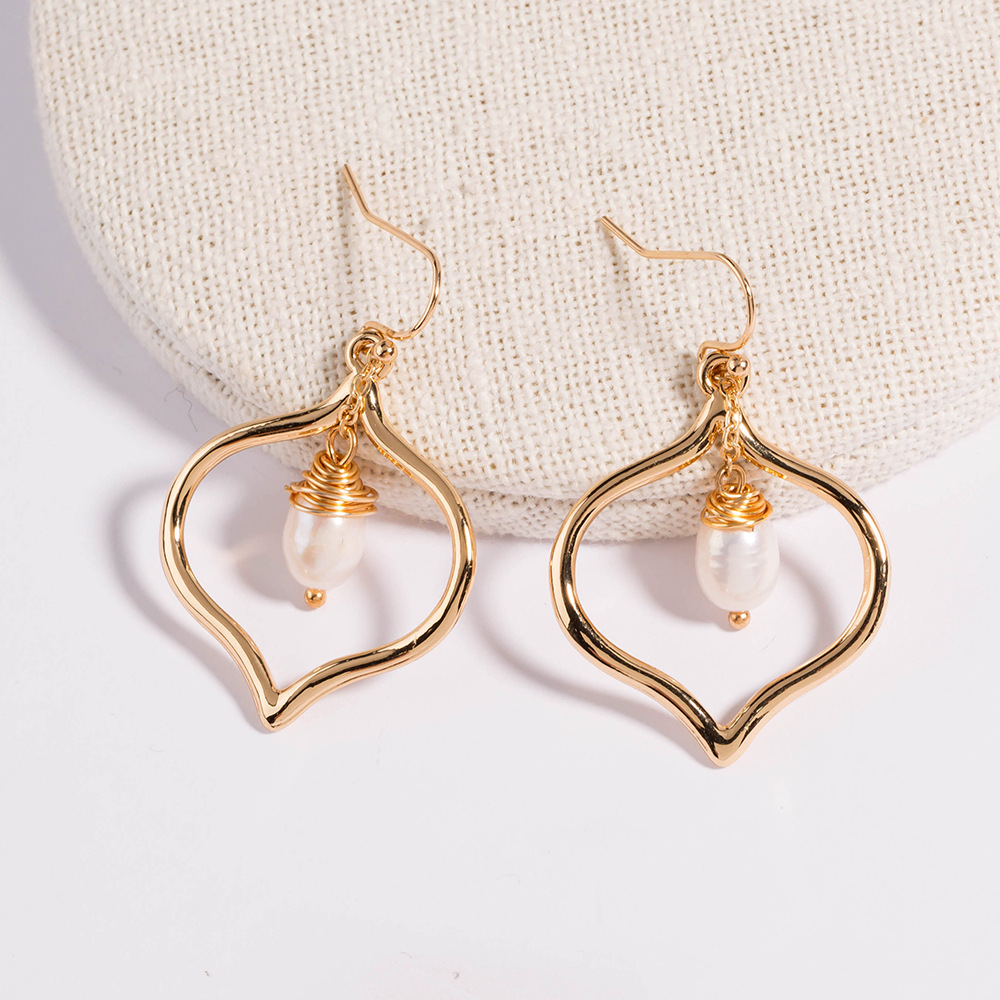 Gold Copper Wire Wrapped Natural Pearl Ear Hooks Peach Heart Metal Texture Earrings Earrings  Wholesale display picture 5