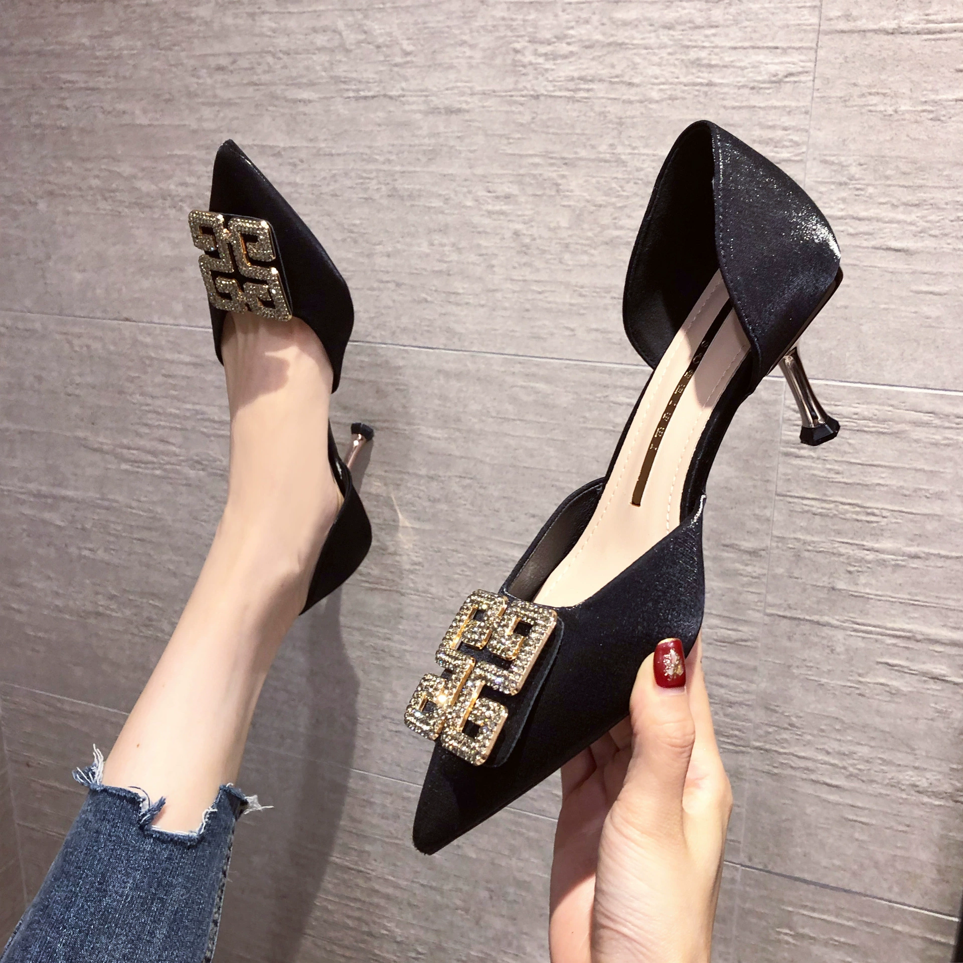 860-5 Корейская версия полых фабричных прямых туфель на высоком каблуке с острым носком на высоком каблуке для девочек на низком каблуке