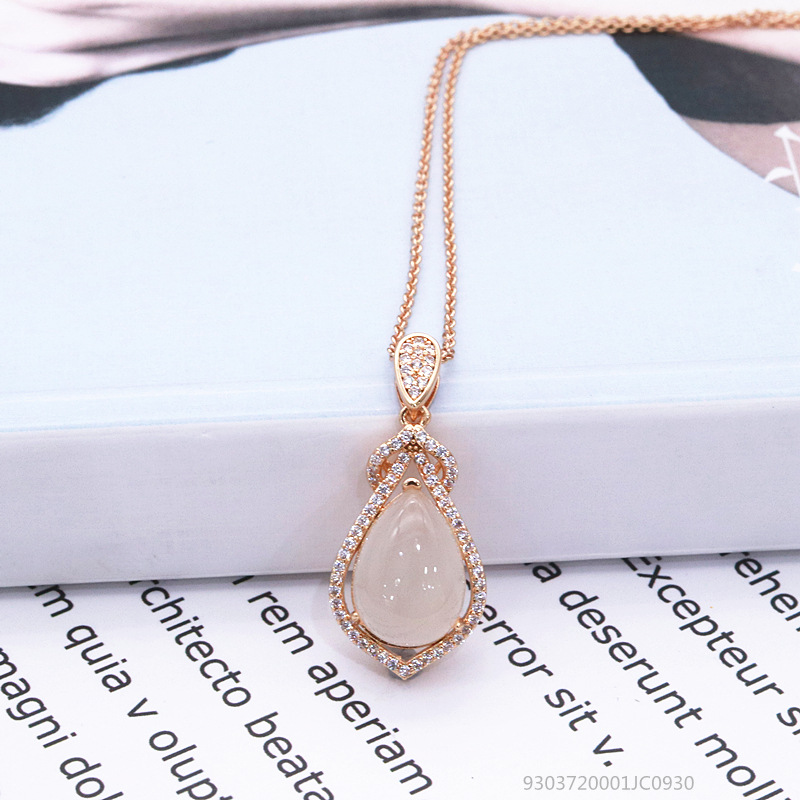 New Personalized Wild Design Sense Ladies Necklace Micro Inlaid Zircon Water Drop Pendant Short Necklace Chain Clavicle Chain Wholesale display picture 1