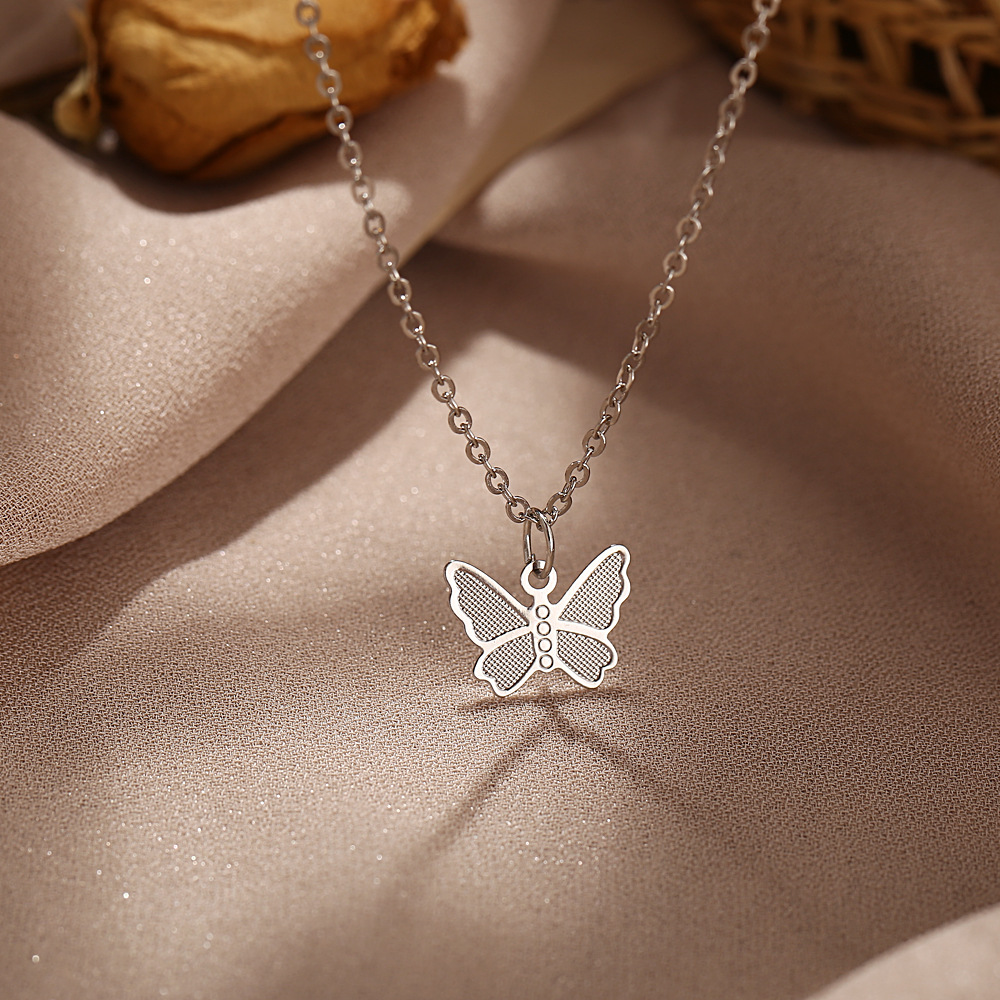 Hot-selling Butterfly Pendant Necklace Creative Retro Simple Alloy Clavicle Chain Wholesale Nihaojewelry display picture 6