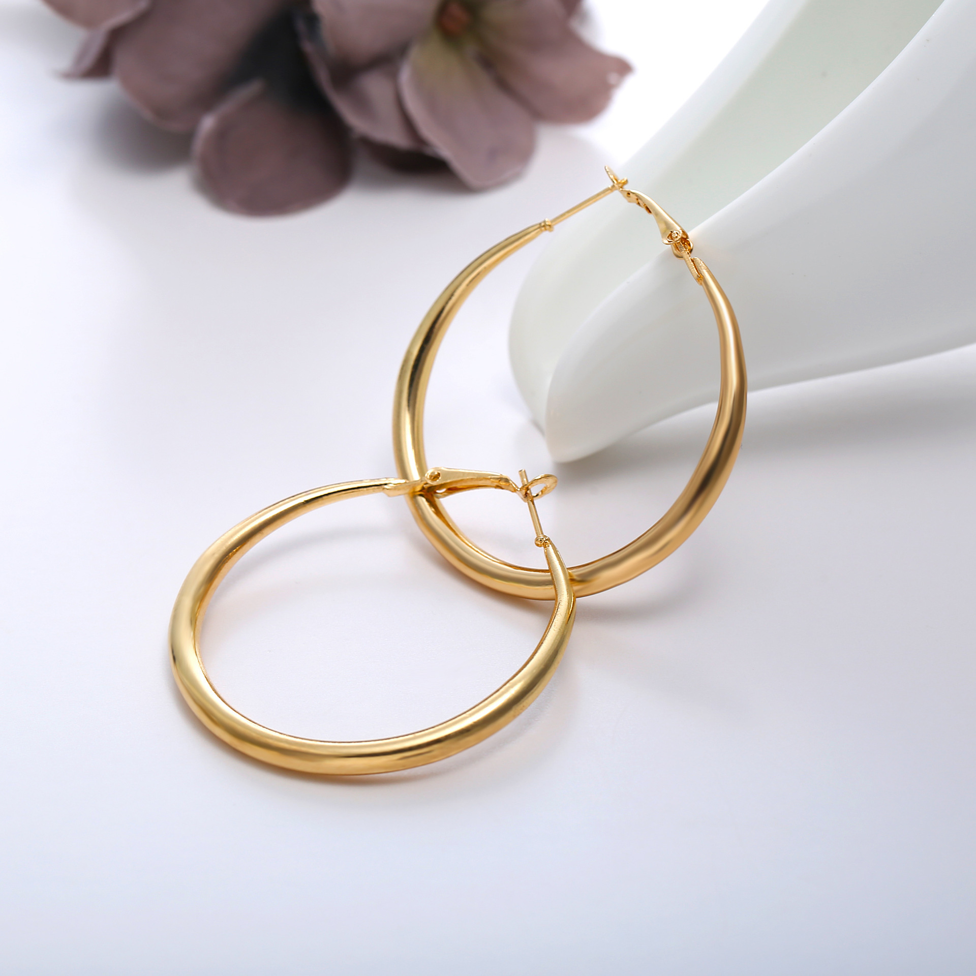 Hot Selling Golden Big Circle Earrings Creative Exaggerated Personality Metal Earrings Wholesale display picture 4