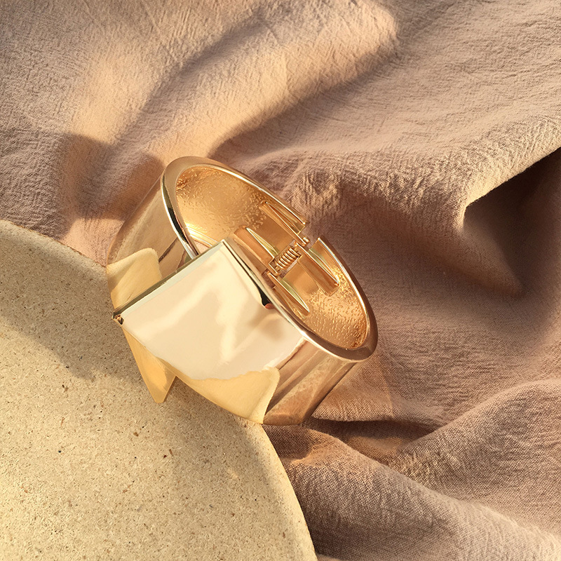 wide side spring open bracelet