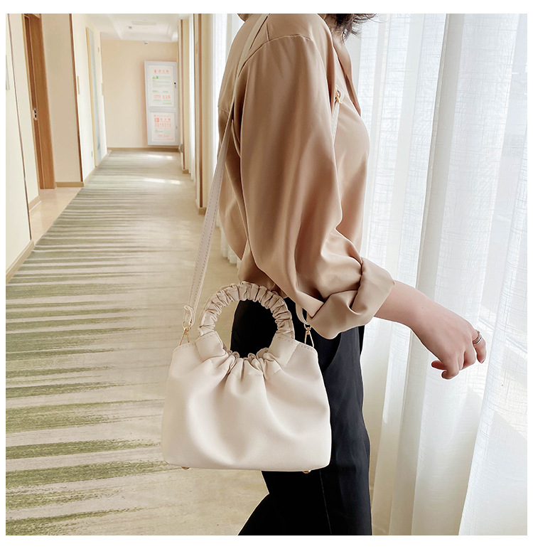 Femmes Moyen Faux Cuir Couleur Unie Élégant Style Classique Seau Ouvert Sac D'épaule Sac À Main Sac Bandoulière display picture 2