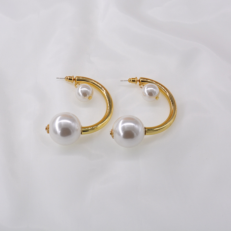 Round Face Exaggerated Pearl High Sense Circle Elegant Earrings Simple Wholesale Nihaojewelry display picture 3
