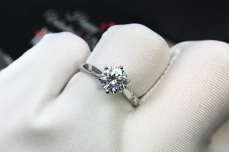 Pt950 Plated Platinum Imitation D Grade High Carbon Moissan Diamond Ring Classic Micro Inlaid Hearts And Arrows Six Claw Ring display picture 2
