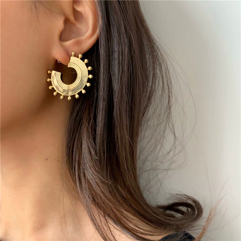 Sun Disc Exotic Bead Carving Earrings Designer Simple Metal Niche Earrings Wholesale Nihaojewelry display picture 1