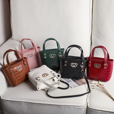 女包2020新款心形装饰鳄鱼纹手提单肩小水桶包时尚休闲手机包小包|ms