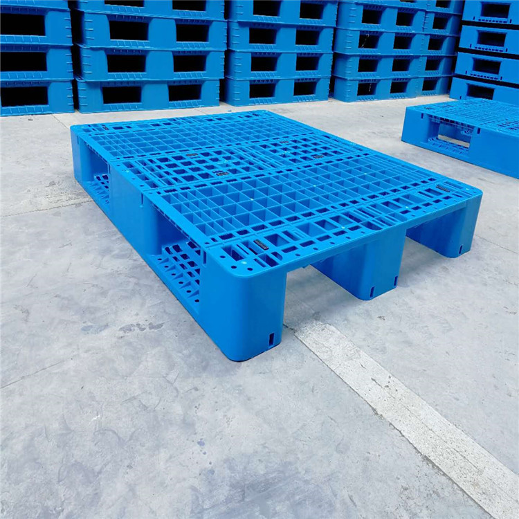 厂家直供川字塑料托盘仓储塑料托盘二面进叉托盘欢迎订购仓库垫板