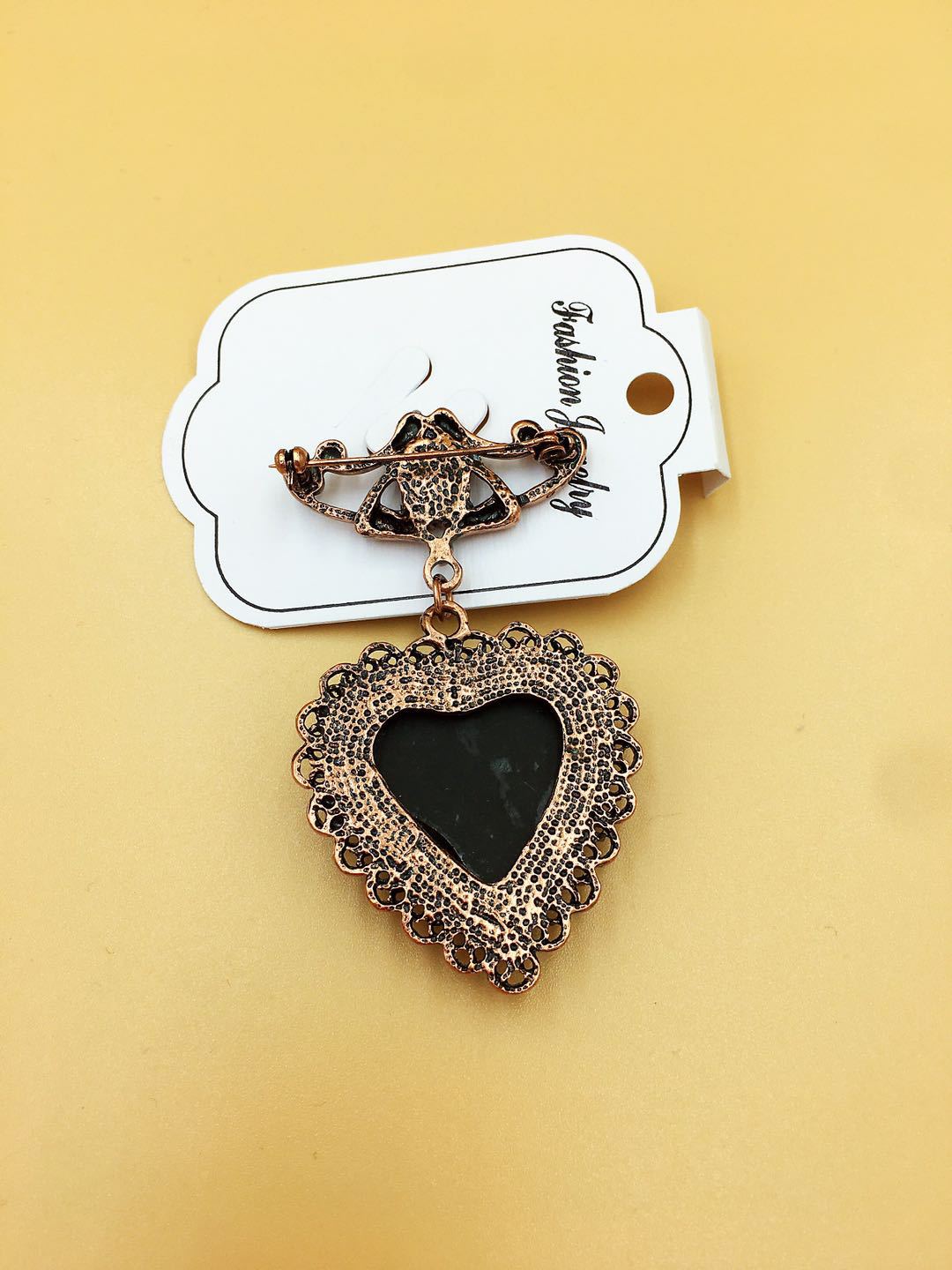 Retro Heart Shape Alloy Enamel Inlay Artificial Gemstones Women's Brooches display picture 3