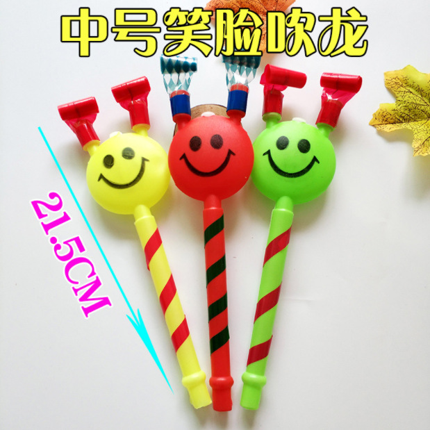 Las pequeñas actividades de microempresas empujan el código de escaneo para enviar regalos debajo de la línea roja en línea, regalos prácticos, pequeños drenadores, artefactos creativos