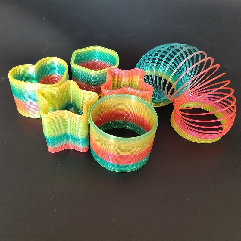 Las pequeñas actividades de microempresas empujan el código de escaneo para enviar regalos debajo de la línea roja en línea, regalos prácticos, pequeños drenadores, artefactos creativos