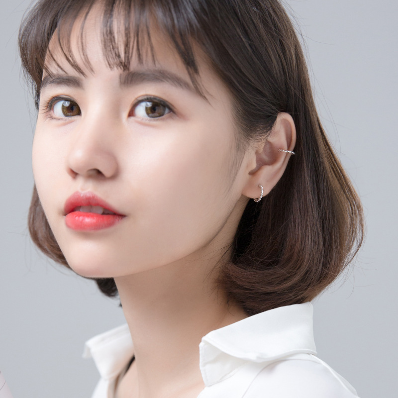 Eloch s925 orejas de plata para mujeres coreanas pequeñas letras de perlas de luz fresca C hueso de oreja sin agujeros de orejas joyas de orejas G4973