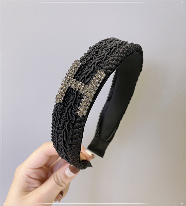 Korean Fashion Baroque Headband Solid Color H Inlaid Czech Diamond Woven Wide-brimmed Headband Nihaojewelry Wholesale display picture 3