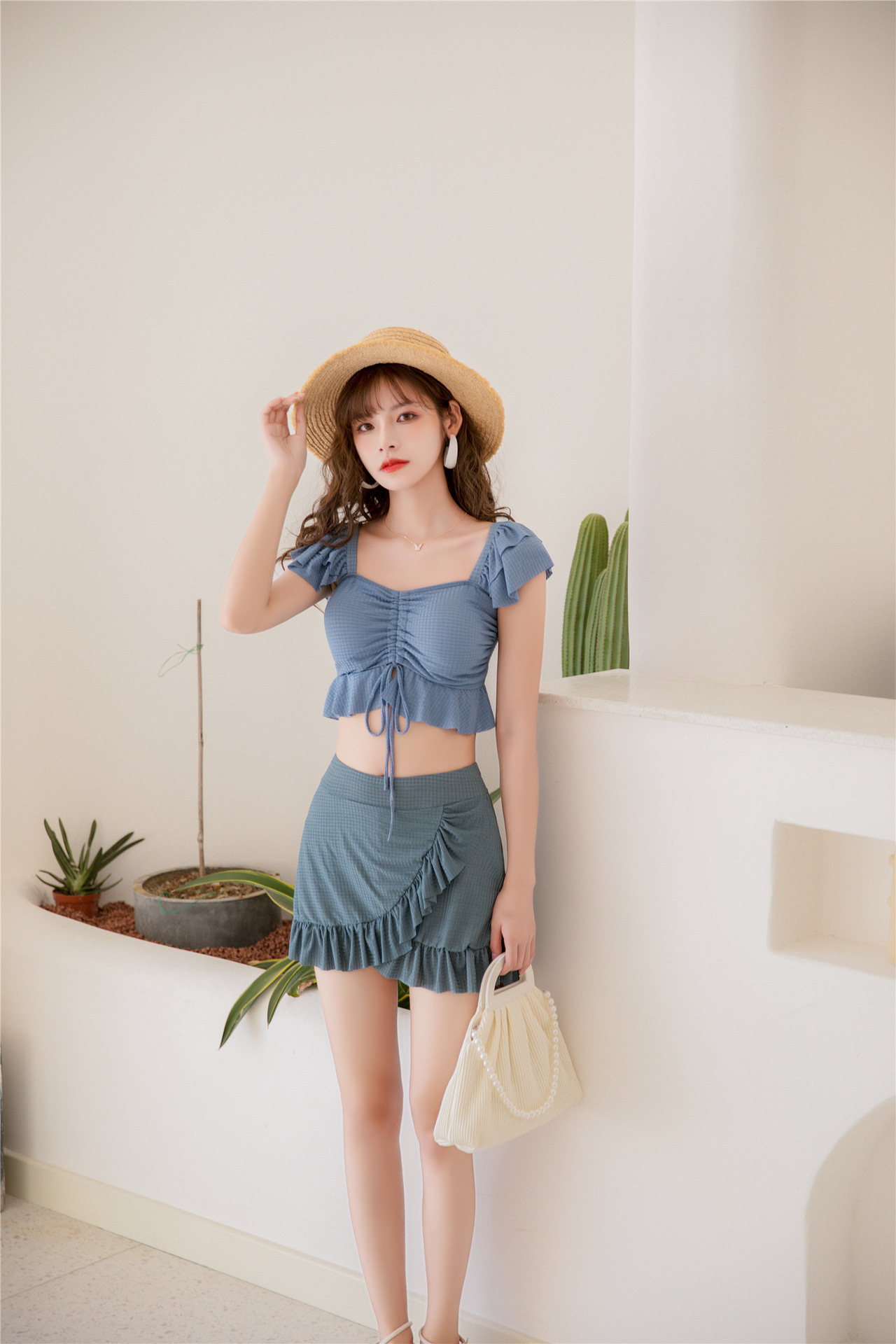 有名な高級ブランド 水着の女性がお腹を隠して痩せています 1000 カラ