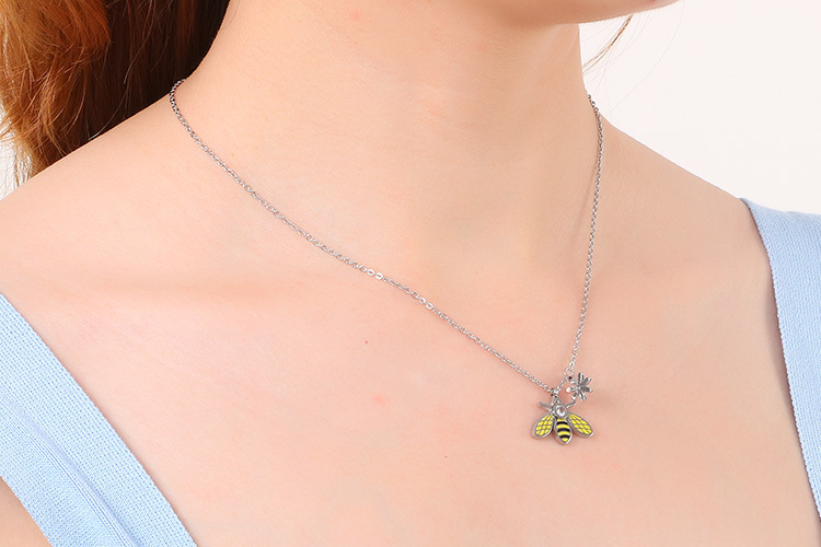 Kalen Ornament New Fashion Popular Titanium Steel Bee Clavicle Women Necklace Animal Accessories Set