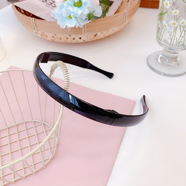 Korean Girl Color Folding Thin-edged Headband Simple Plastic Toothed Non-slip Headband Candy-colored Resin Wholesale Nihaojewelry display picture 1