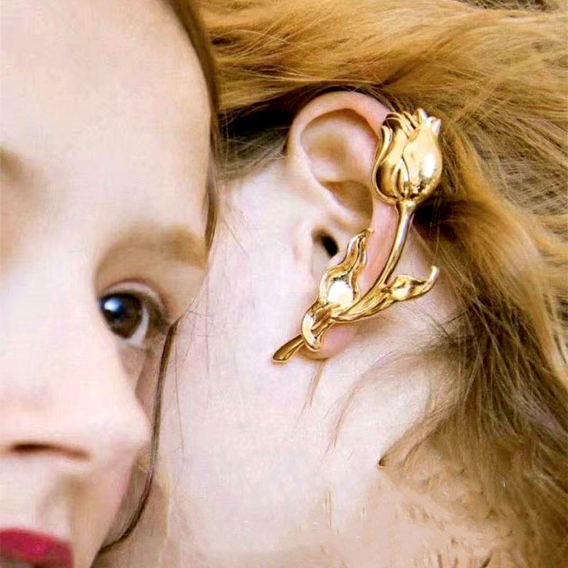 Retro Three-dimensional Rose Earrings Nihaojewelry Wholesale Fashion Exaggerated Golden Rose Earrings Texture Earrings Ear Clips display picture 1