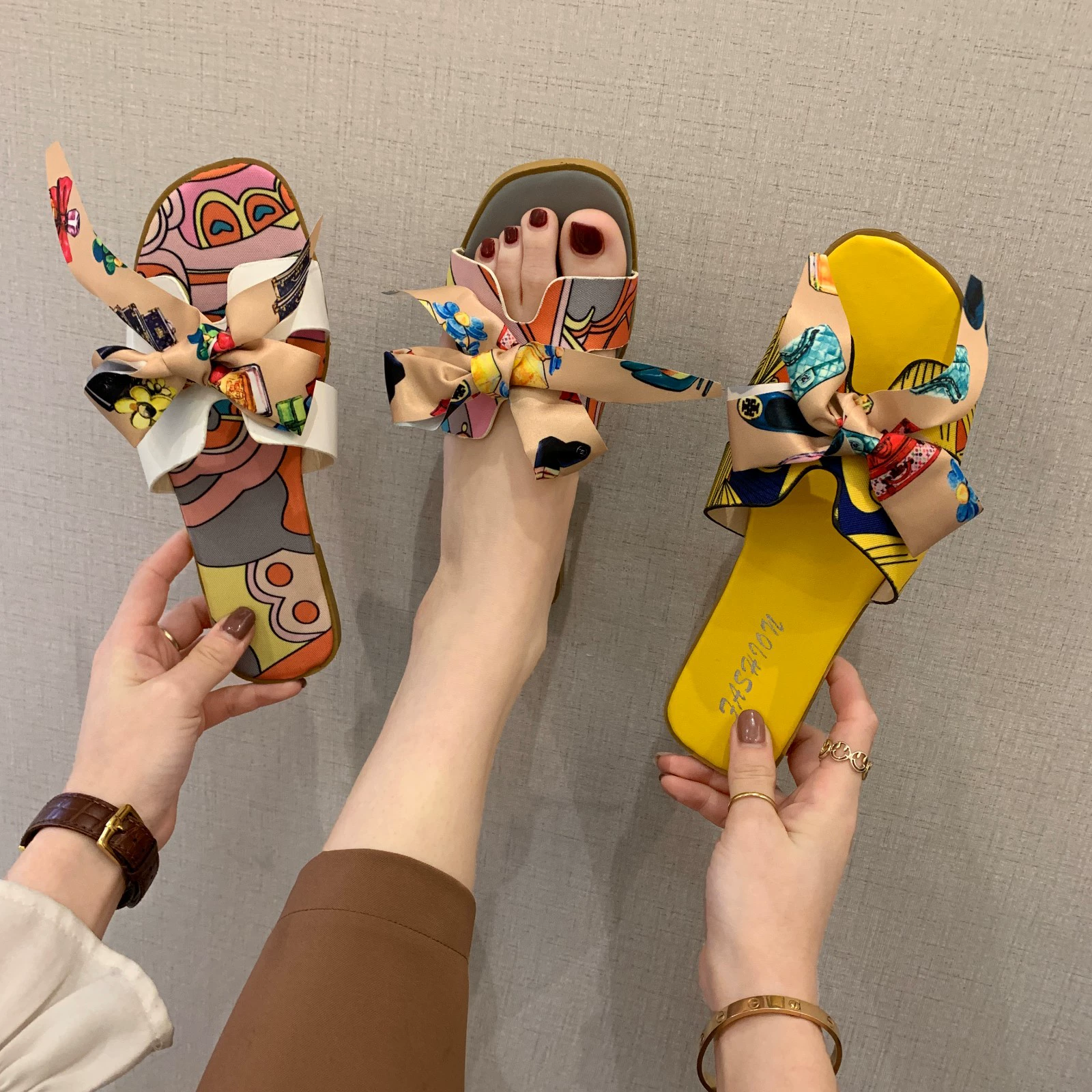 Цветная лента бант на плоском каблуке тапки женские 2025 новый летний внешний вид дикие цветы